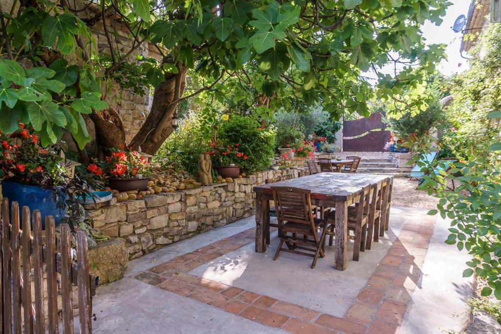 Mas Des Carnassoles Bed & Breakfast ภายนอก รูปภาพ